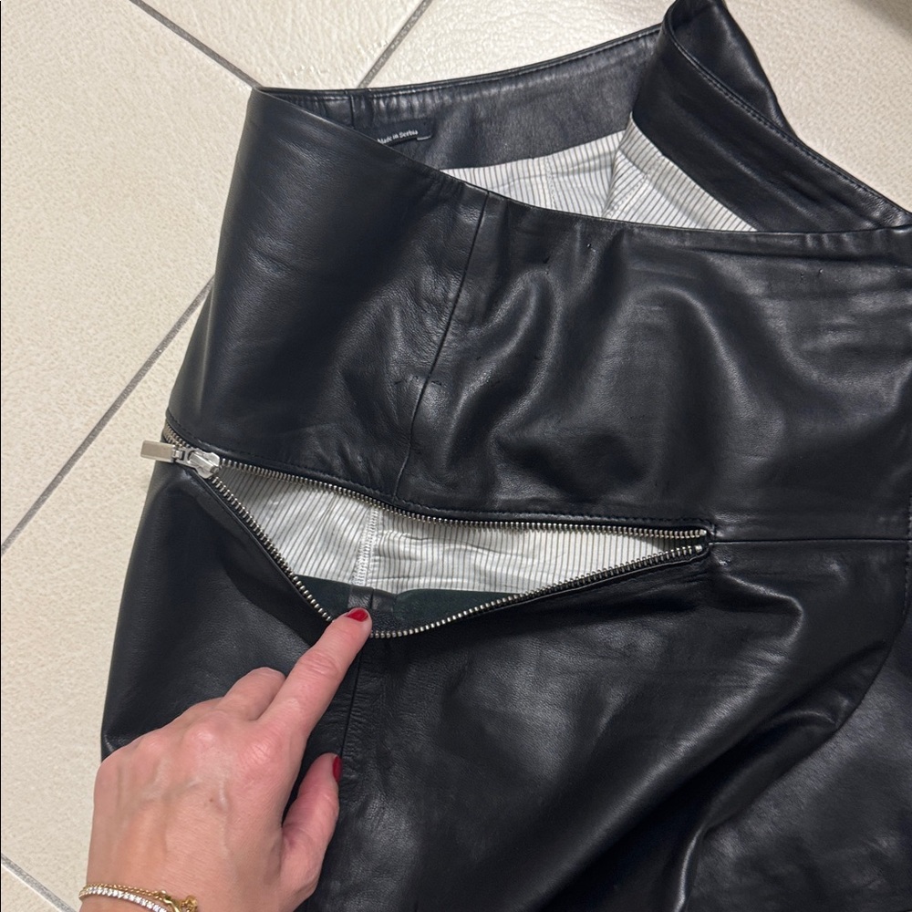 Black Leather Mini Skirt with side pockets (zipper) large - Picture 6 of 6